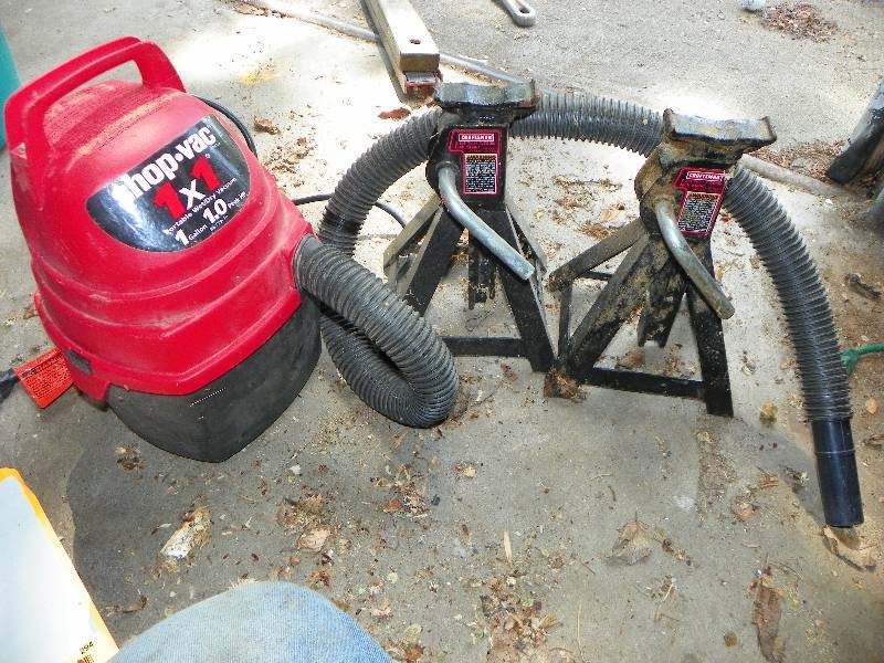 lot 291 image: JACK STANDS AND SHOP VAC