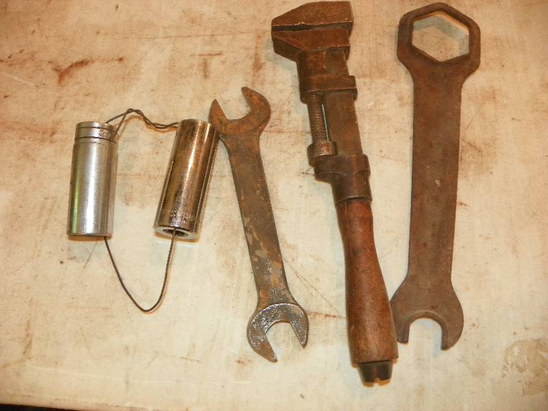lot 319 image: VINTAGE TOOLS