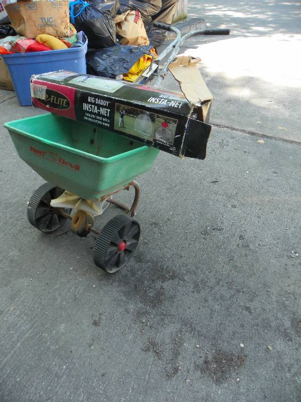 lot 337 image: SEED SPREADER AND GOLF PRACTICE NET