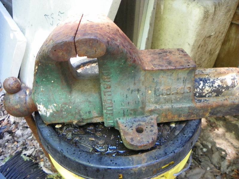 lot 354 image: BENCH VISE