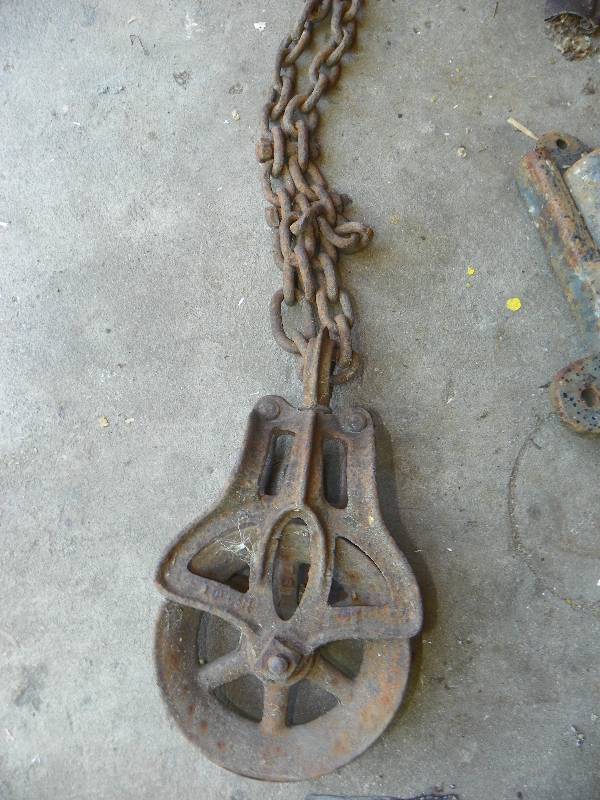 lot 356 image: METAL PULLEY AND CHAIN