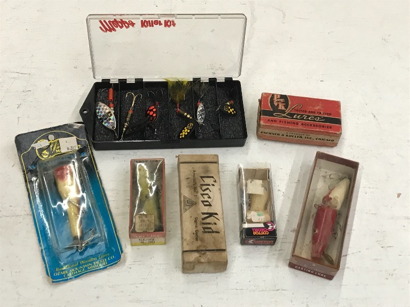 lot 191 image: Flat Of Assorted Vintage Fishing Lu...