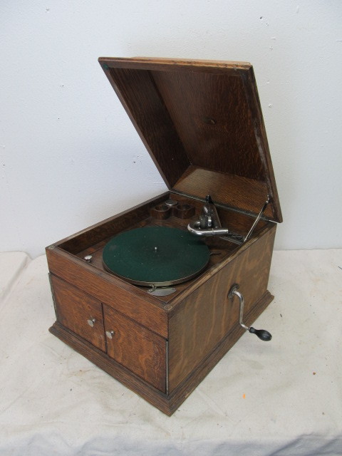 lot 48 image: Nice Antique Victor Victrola Phonograph