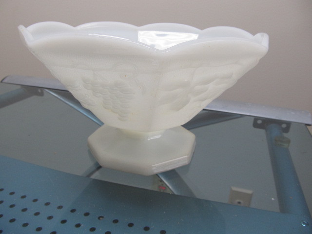 lot 57 image: Lot of Vintage Milk Glass