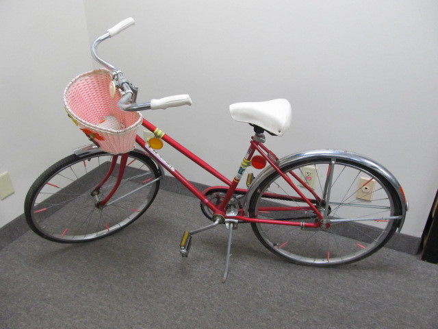 lot 54 image: Vintage Ladies Bicycle wBasket