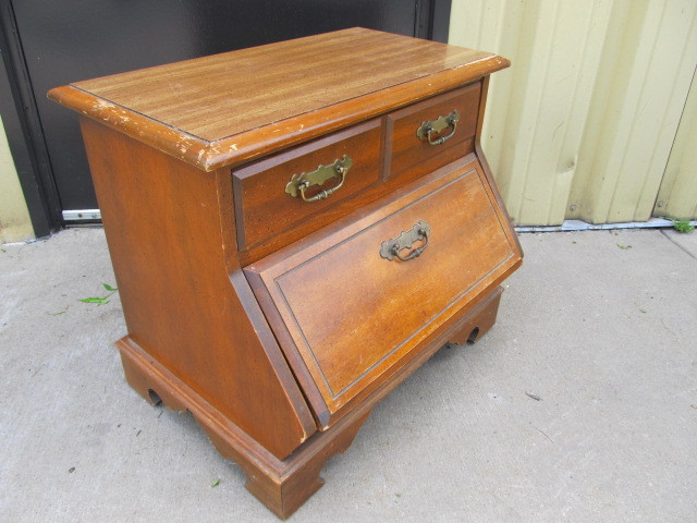 lot 98 image: Vintage Wood Cabinet