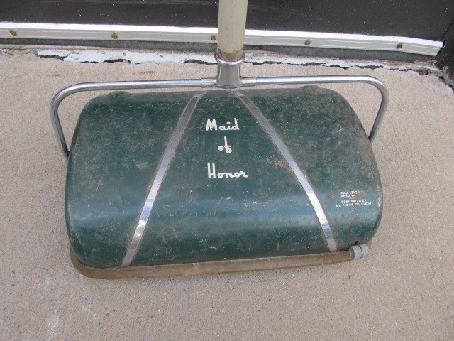 lot 60 image: Vintage MAID OF HONOR VacuumCarpet Sweeper