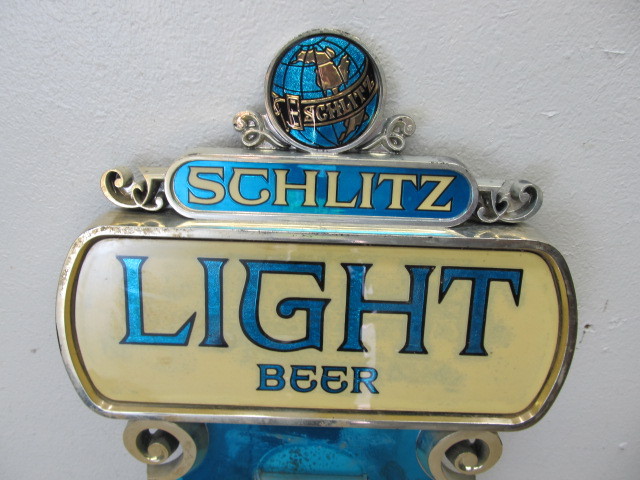 lot 10 image: Vintage SCHLITZ LIGHT Beer Sign