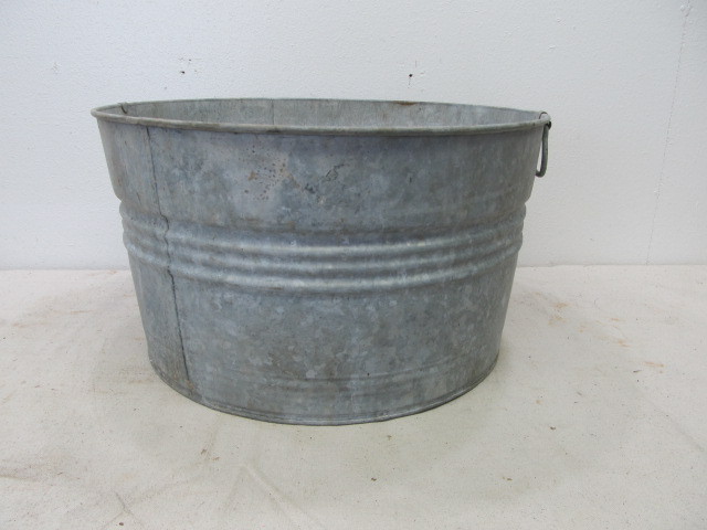 lot 21 image: Antique Galvanized Metal Washtub 