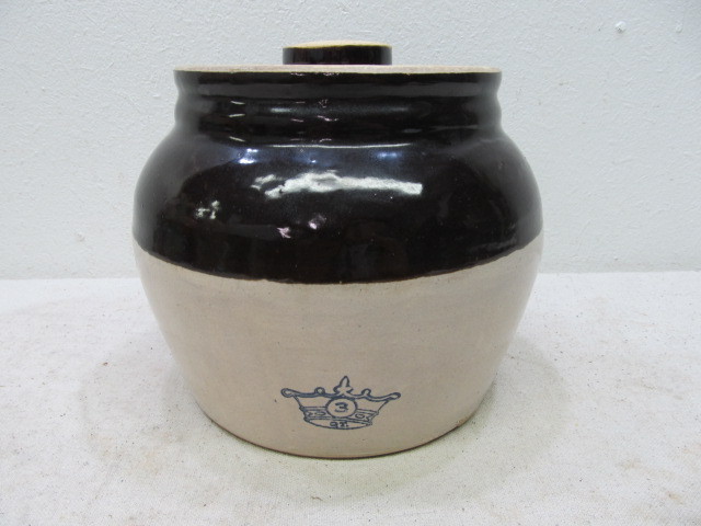 lot 74 image: Vintage Robinson Ransbottom 3qt Stoneware Lidded Bean Pot
