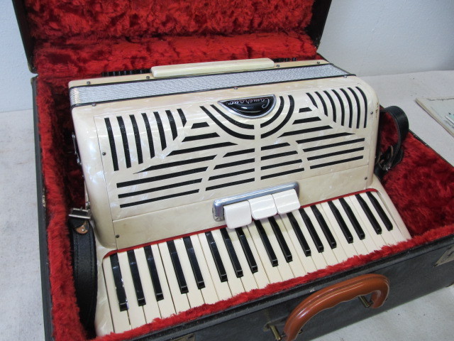 lot 3 image: NICE Vintage Italian Camerano Accordion wCase