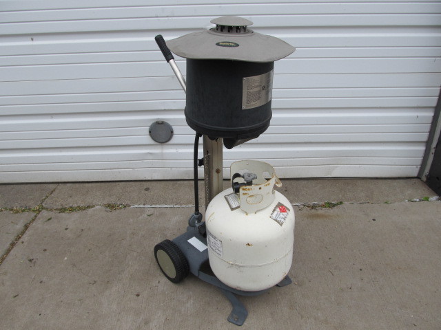 lot 82 image: Working Outdoor SkeeterVac wPropane Tank