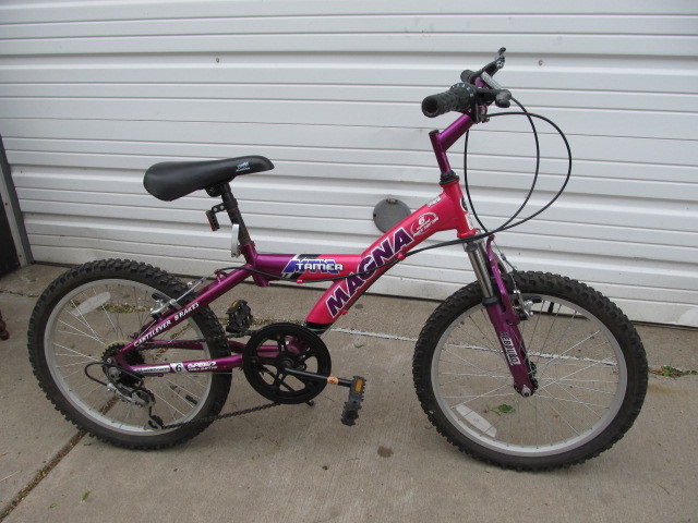 lot 85 image: Nice MAGNA Girls Bicycle