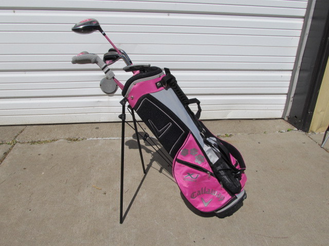 lot 89 image: NICE CALLAWAY Girls Junior Golf Club Set wBag