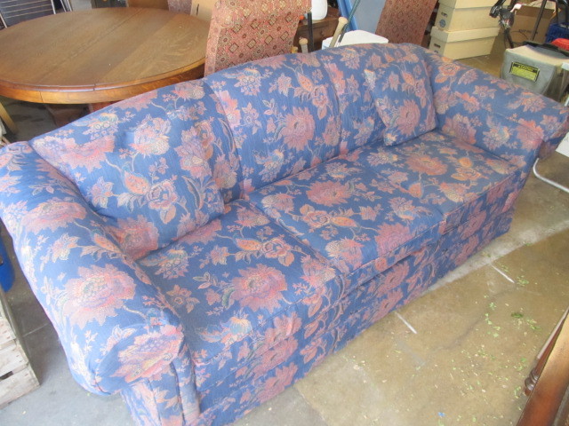 lot 95 image: Quality Stearns & Foster Pull-Out Couch