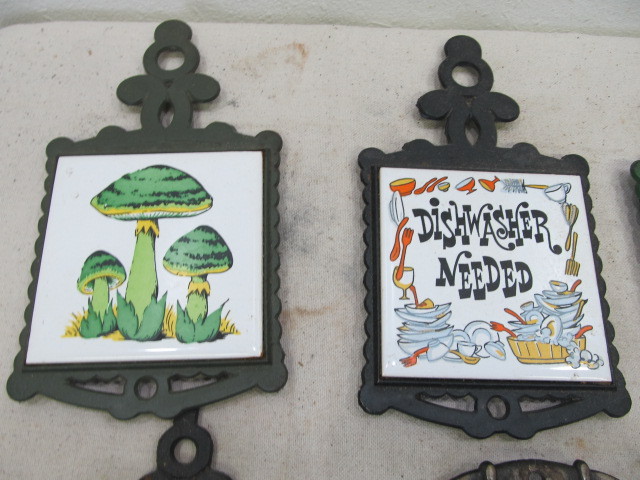 lot 103 image: Lot of Vintage Trivets