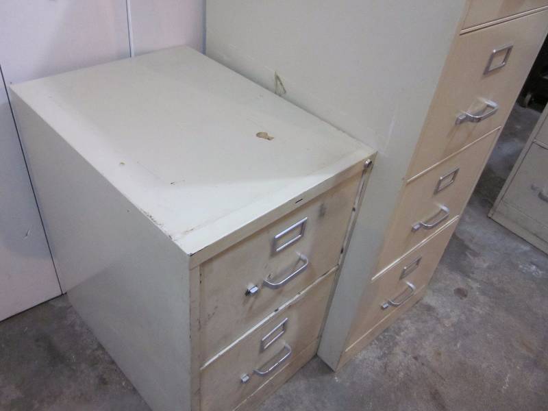 lot 22 image: 4 Drawer File Cabinet & 2 Drawer File Cabinet.