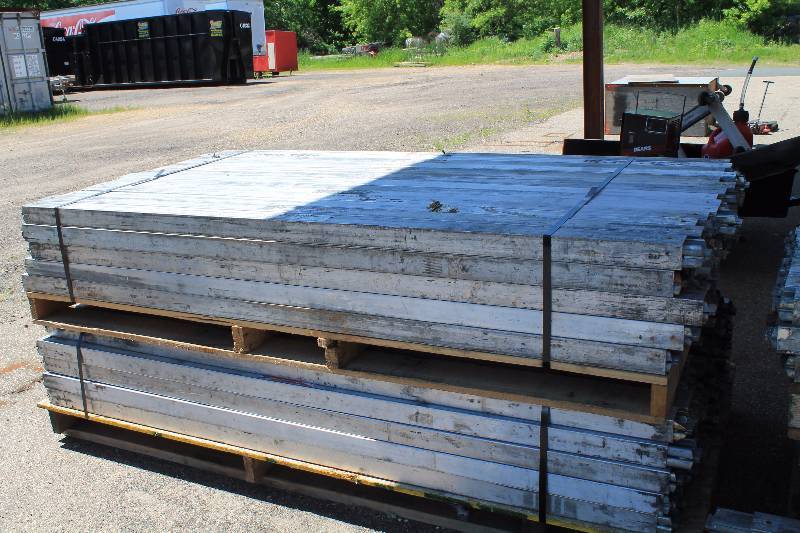 lot 29 image: Trailer Shoring & Decking Beams