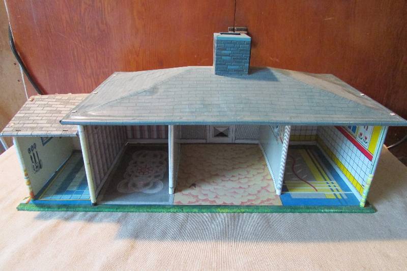 lot 7 image: Vintage Tin House