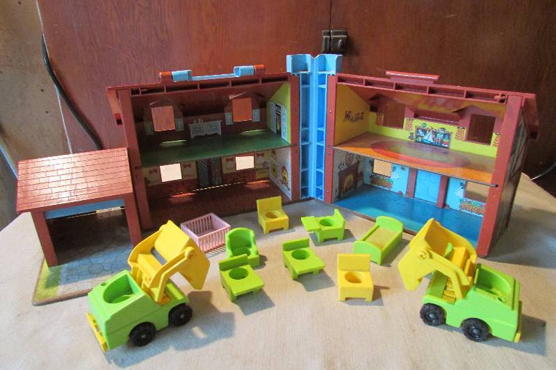 lot 8 image: Vintage Fisher Price