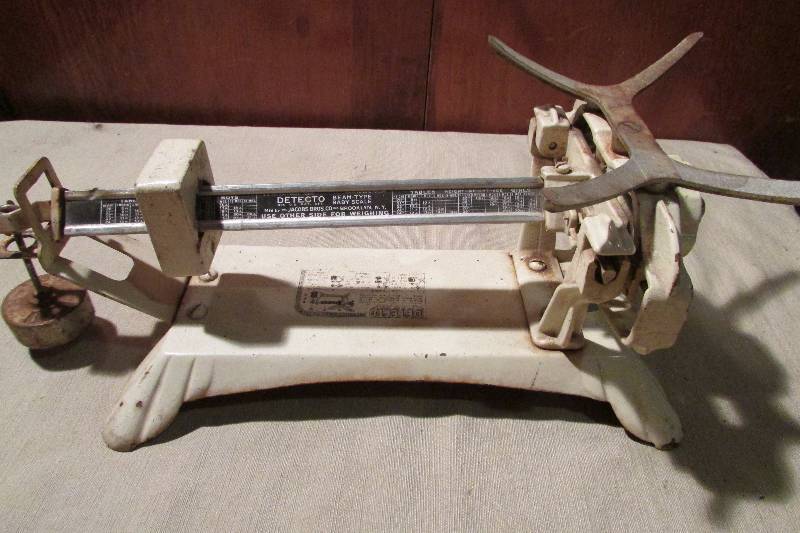 lot 16 image: Vintage Baby Scale