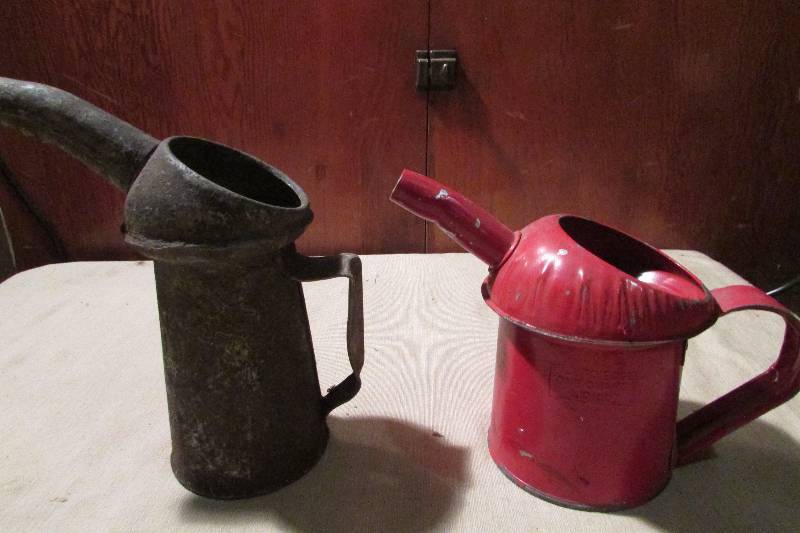 lot 18 image: Vintage Oil Cans