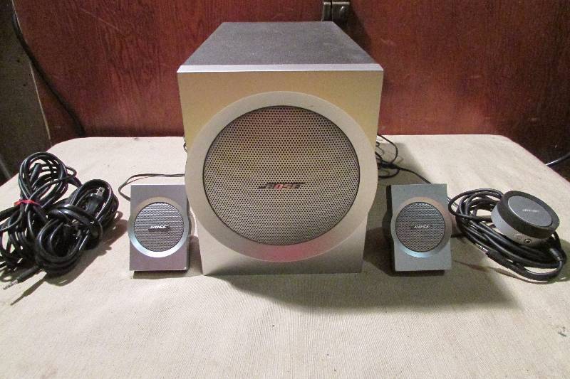 lot 19 image: Bose Speaker System