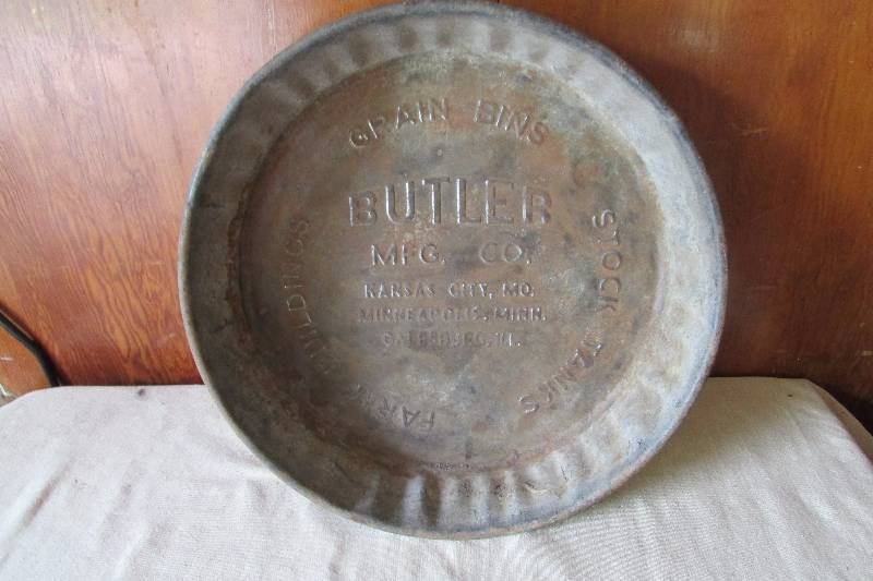 lot 22 image: Vintage Hog Feed Pan