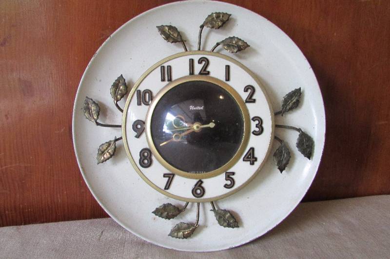 lot 23 image: Vintage Metal Clock