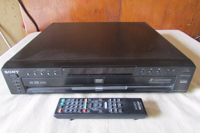 lot 28 image: Sony CDDVD Home Stereo Deck