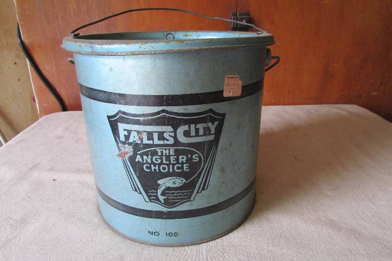 lot 42 image: Vintage Minnow Bucket