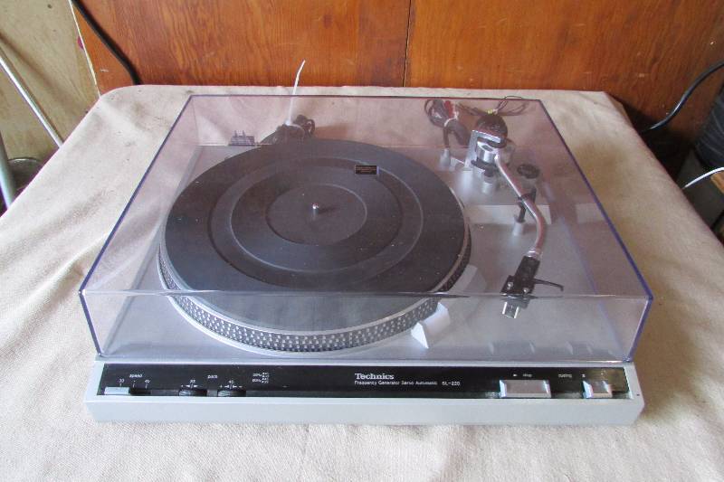lot 46 image: Vintage Technics Turntable