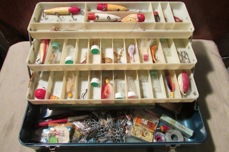 lot 51 image: Vintage Old Pal Tackle Box