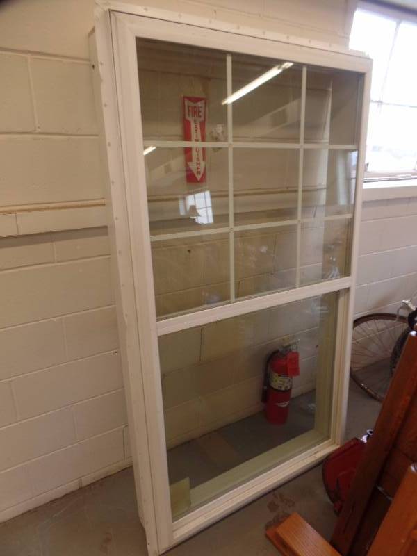 VINYL DOUBLE HUNG WINDOW