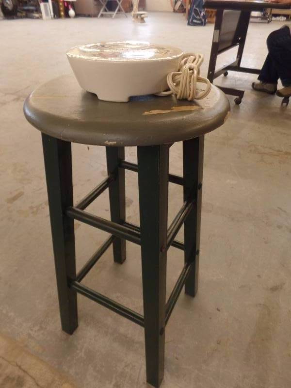 PINEAPPLE WARMER WITH STOOL