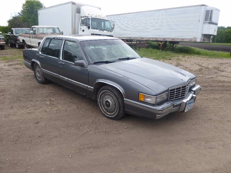 lot 2 image: 1993 Cadillac Sedan DeVille
