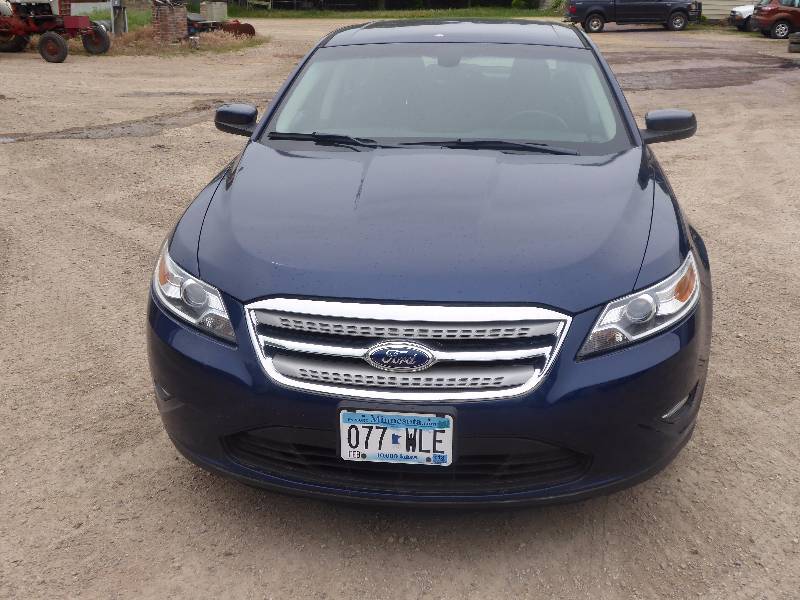 lot 7 image: 2012 Ford Taurus