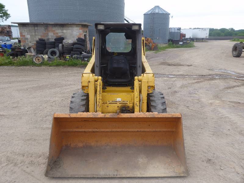 lot 9 image: Gehl 5635SX Skid Loader with Bucket