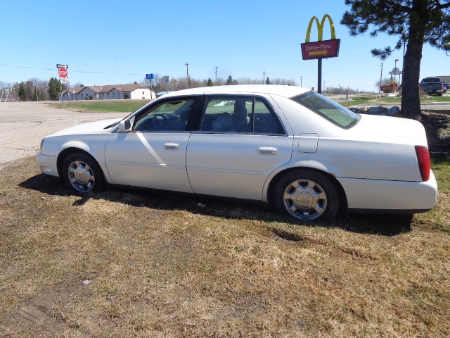 lot 5 image: 2001 Cadillac Deville
