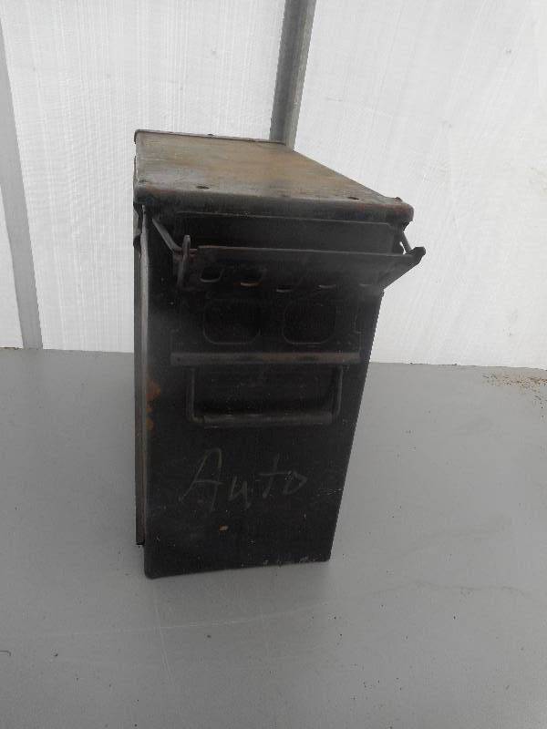 lot 5 image: VINTAGE AMMO BOX