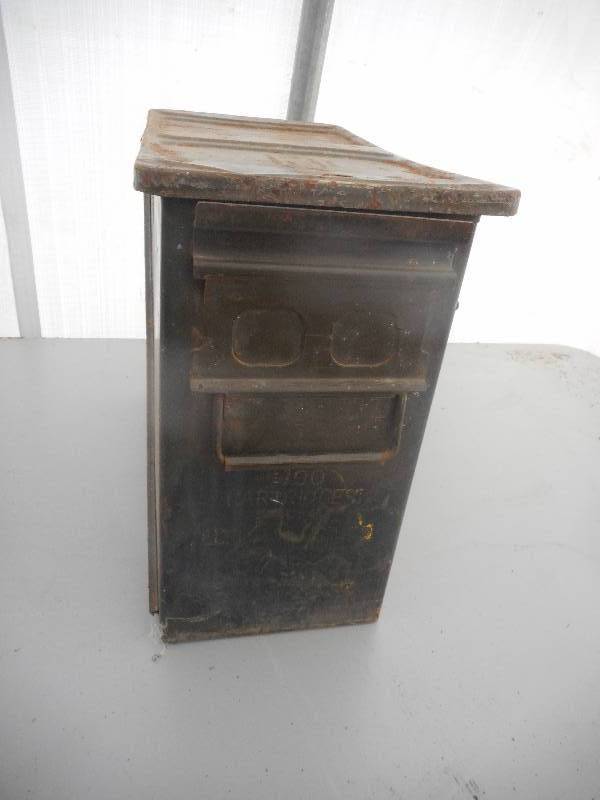 lot 6 image: VINTAGE AMMO BOX