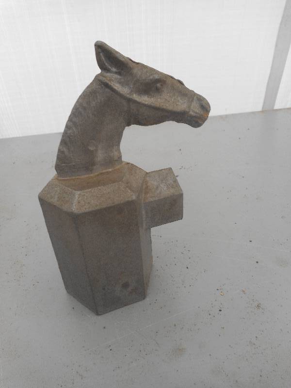 lot 28 image: VINTAGE ALUMINUM POST TOP