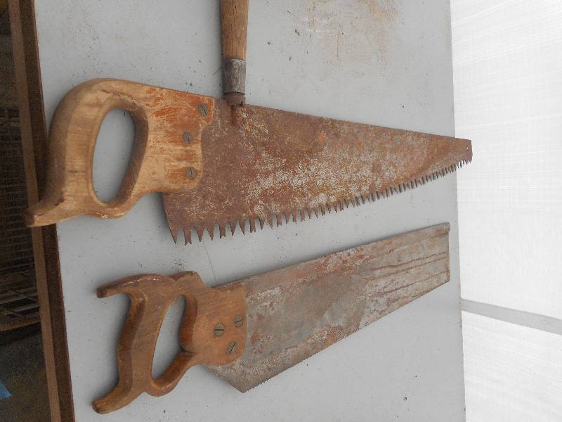 lot 29 image: ANTIQUE HAND SAW 1 MITER SAW