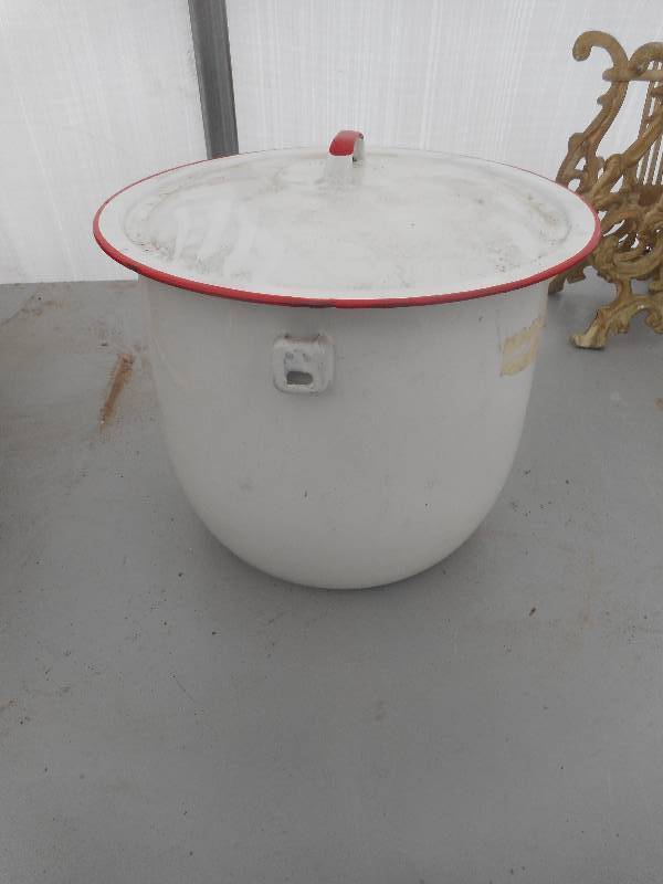 lot 39 image: ANTIQUE PORCELIAN POT