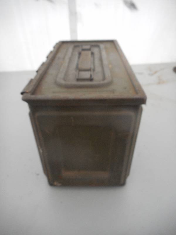lot 47 image: VINTAGE AMMO BOX