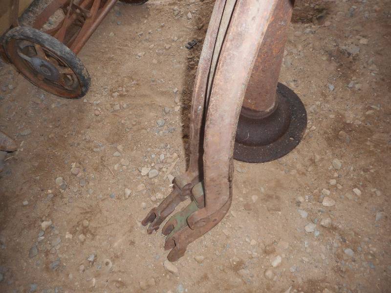 lot 61 image: SISTEN PUMP  AND 3 HANDLES