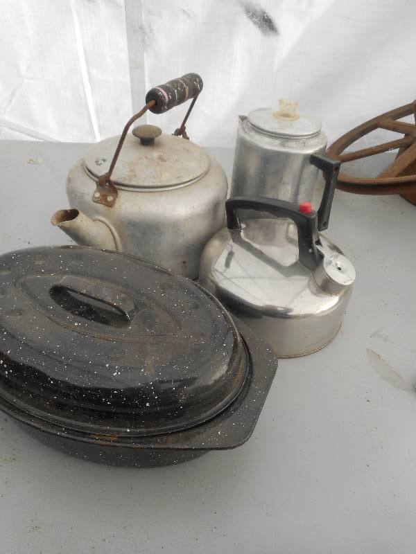 lot 64 image: 4 VINTAGE POTS 1 ROASTER
