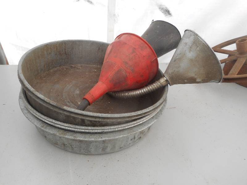 lot 68 image: 5 HOD PANS 3 FUNNELS