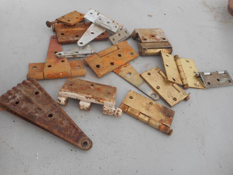 lot 72 image: MULTIPLE TYPES OF HINGES