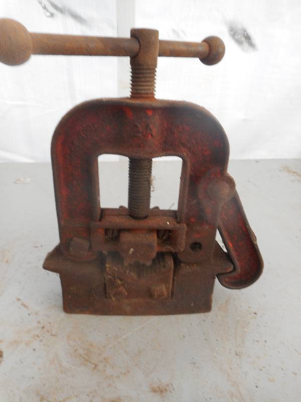 lot 80 image: ANTIQUE PIPE VISE